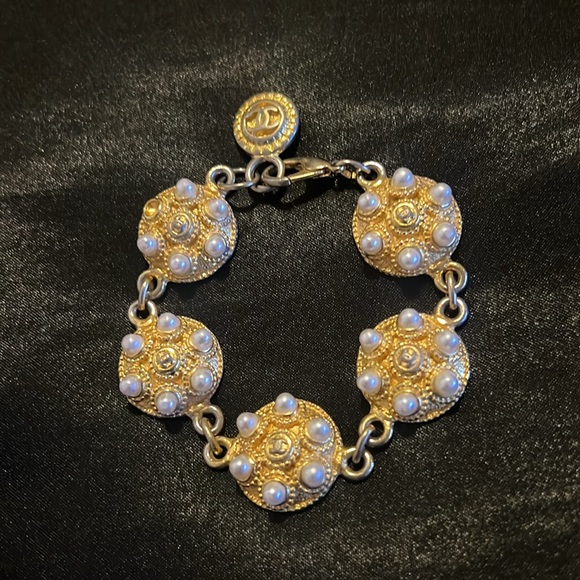 Chanel Vintage Pearl 1980s Gold Tone Metal Bracelet - Picture 3 of 8